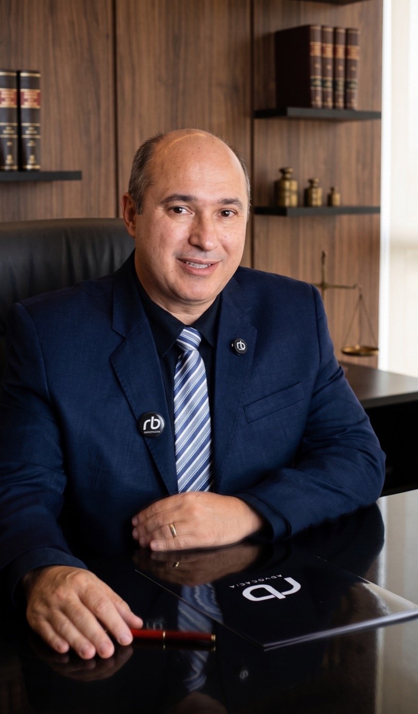 Dr. Rodrigo Bastos atendendo na RB Advocacia